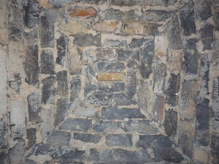 Before entering the gunpowder magazine look down and into the corners to check for rattlers. Then look up and study the roof. If all the gunpowder burns at once, the arched roof is design to rise slightly then cave in to prevent rock sharpnel from flying everywhere. This is the inside of the roof at the gunpowder magazine.