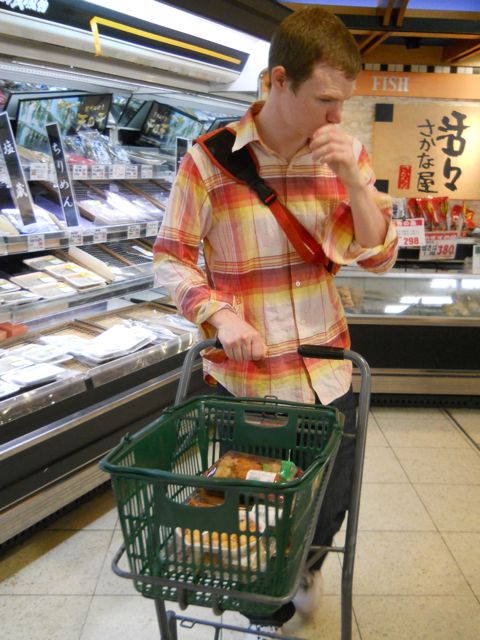 When you grocery shop in Japan you can pick up a hand basket and carry it through the store or place it in a rolling cart as shown in this photo. Convenience stores have only the hand basket without the carts. The highly maneuverable carts roll smoothly and lightly. When you check out, you set the hand basket on the counter for easy access by the checkout operator.