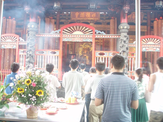 The idols reside in enclaves in the inner court. The temple encourages observing and photographing. They ask visitors to not walk between worshippers and the idols.