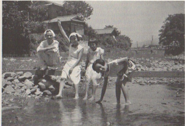 sister-uncle-and-cousin-on-picnic-in-japan