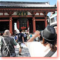 Man takes a picture of Kaminarimon Gate