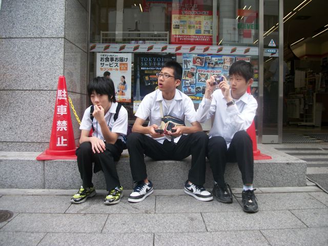 young-teens-in-front-of-7-eleven-in-asakusa