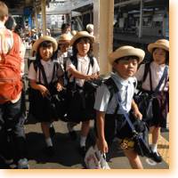 japanese school children on the go icon