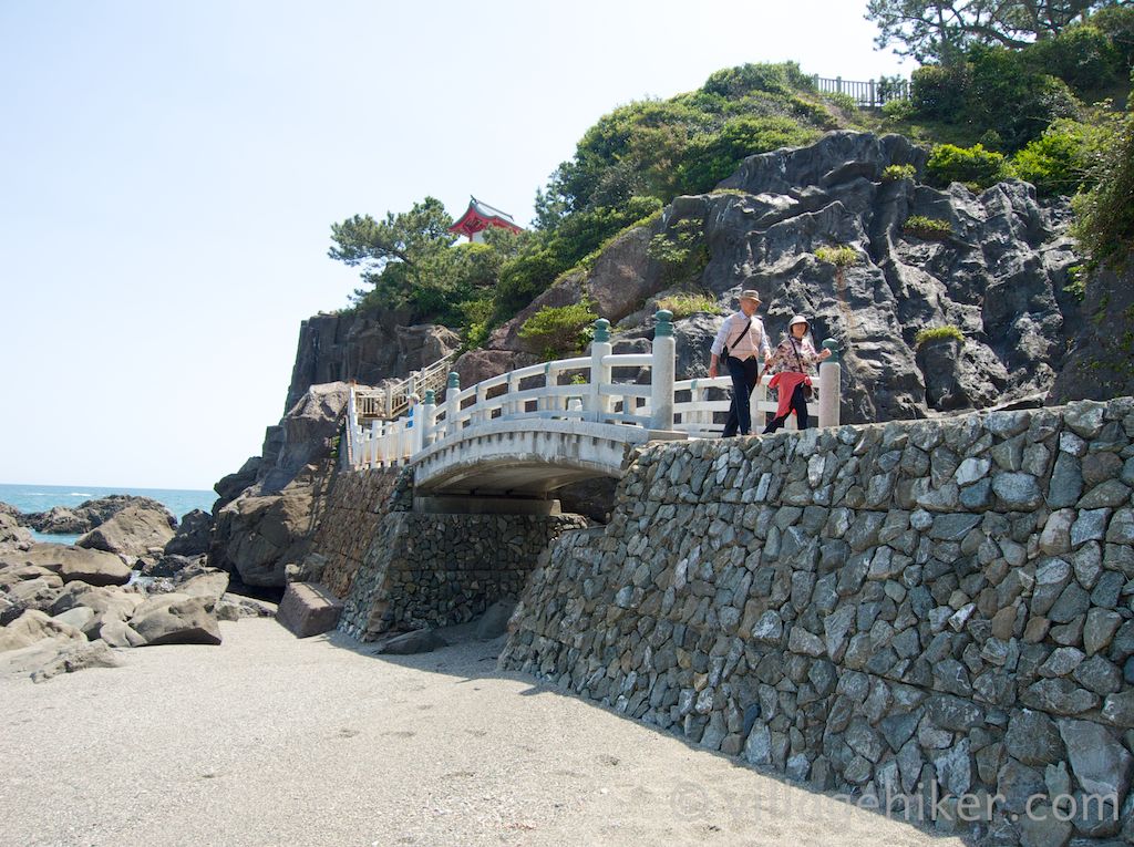 While you can stroll along the pebble beach, you can also amble on the paved walkways set back a bit from the water at Katsurahama.