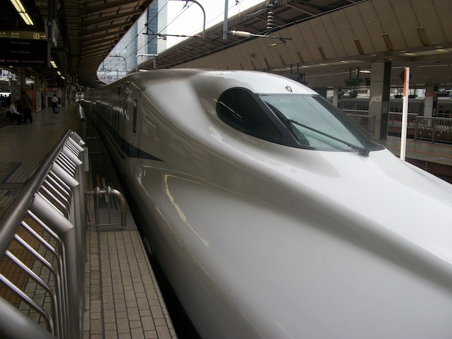 shinkansen-japanese-bullet-training-in-tokyo-station